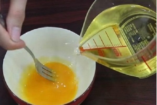 đánh tan lòng đỏ trứng và dầu