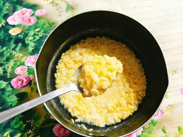 Mang đậu xanh đã nở đem sên trên bếp
