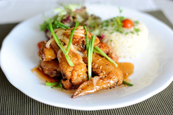 dĩa gà chiên nước mắm hành tây