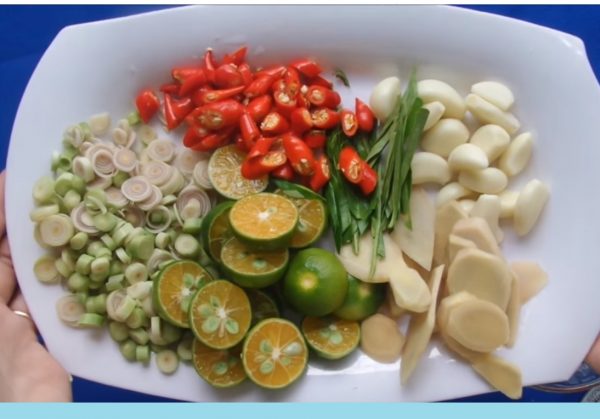 Dĩa nguyên liệu ngâm chân gà