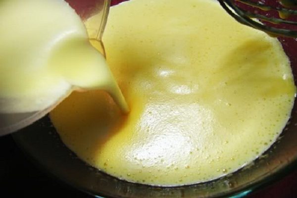 đổ hỗn hợp vào trứng