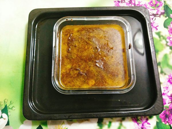 Đổ ngập nước vào khay rồi mới đem đi nướng