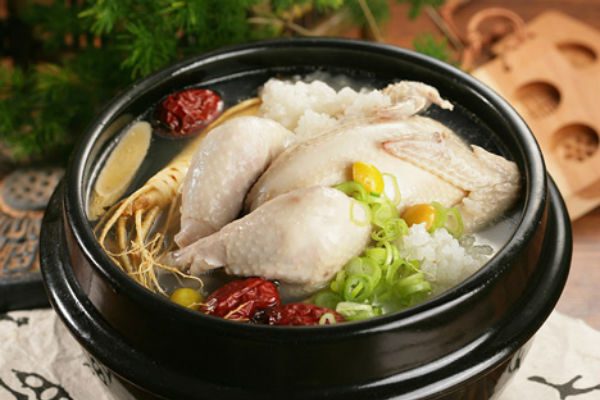 Đổ nước lấp xấp gà rồi bật bếp hầm
