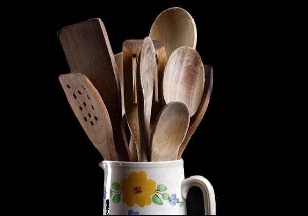Dùng dụng cụ khô ráo và hợp vệ sinh để gắp chân gà