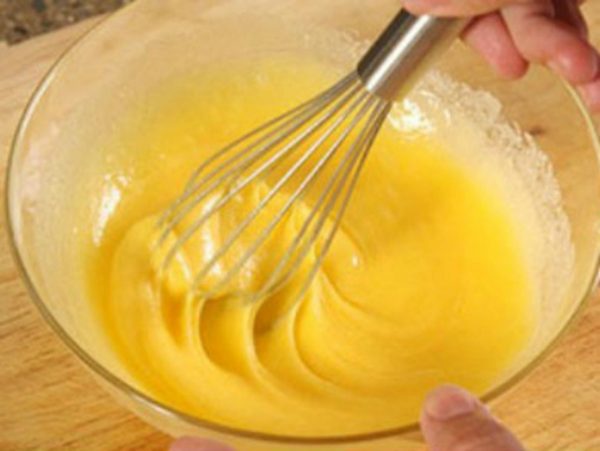 dùng phới lồng đánh tan hỗn hợp