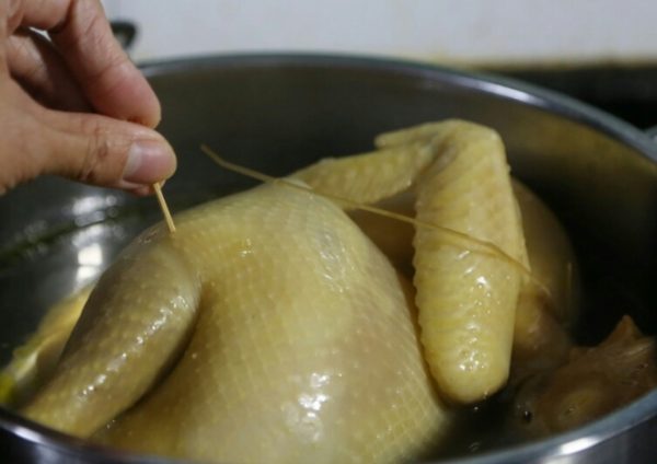 dùng tăm kiểm tra độ chín của gà