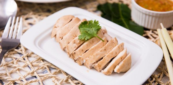 Chỉ mất chừng 10 phút là bạn đã có một dĩa thịt gà luộc thơm ngon
