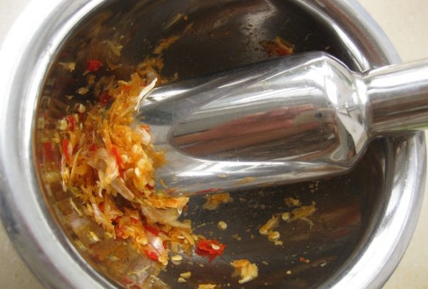 giã tỏi ớt làm bánh bột lọc