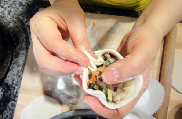 Gói bánh bao lại sau khi cho nhan bánh vào