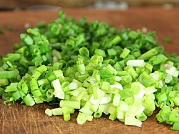 Hành lá đem rửa sạch, cắt nhỏ