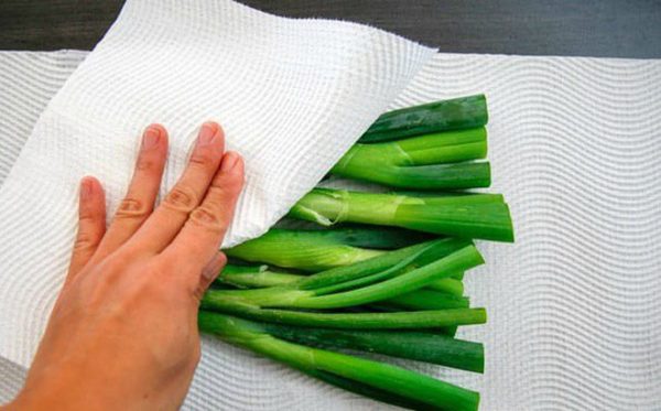 Rửa sạch hành lá để nguyên cây