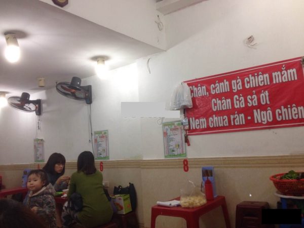 Không gian quán chân gà chiên mắm hàng thùng