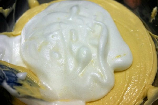 không nên trộn bột quá lâu