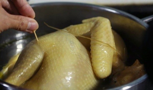 Chọc vào thịt gà để kiểm tra gà đã chín hay chưa