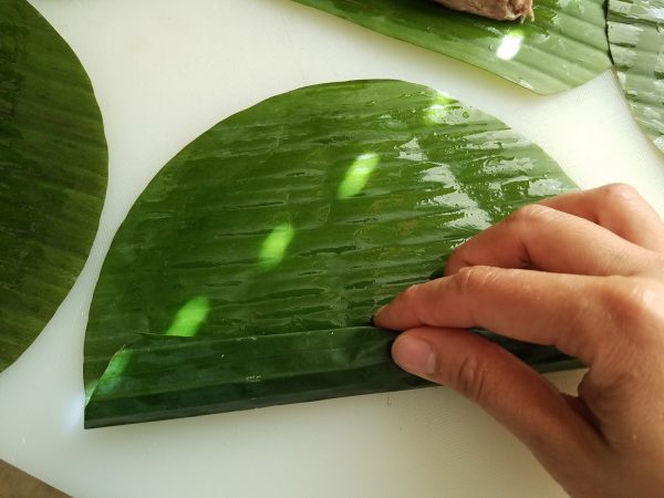 Có thể dùng lá chuối phết dầu thay cho giấy nến