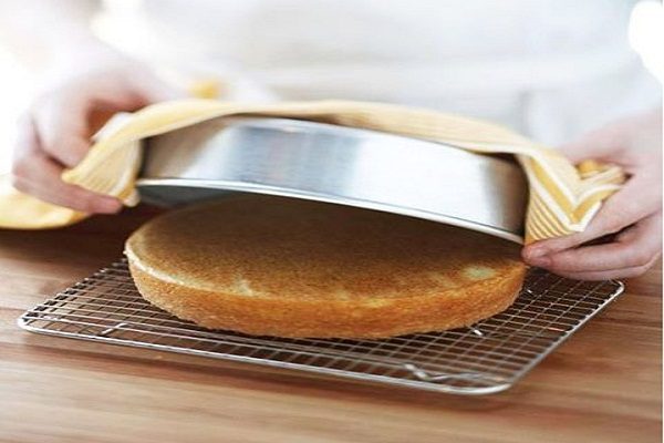 lấy bánh ra khỏi khuôn
