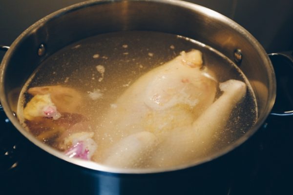 luộc gà với lửa lớn