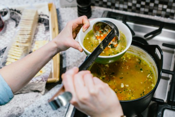 Múc súp gà ra chén và thưởng thức