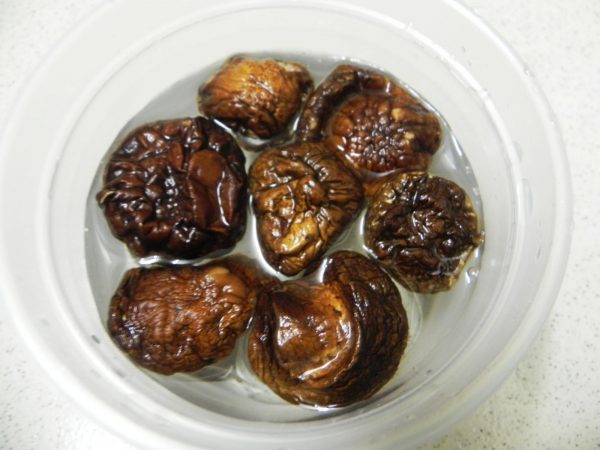 nấm đông cô ngâm nước