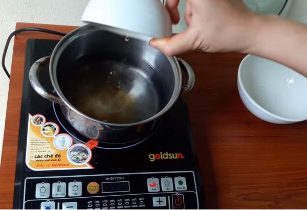 Nấu nước ngâm chân gà