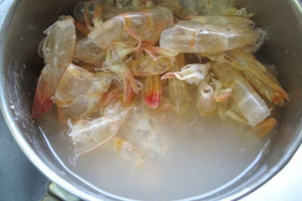 nấu nước vỏ tôm