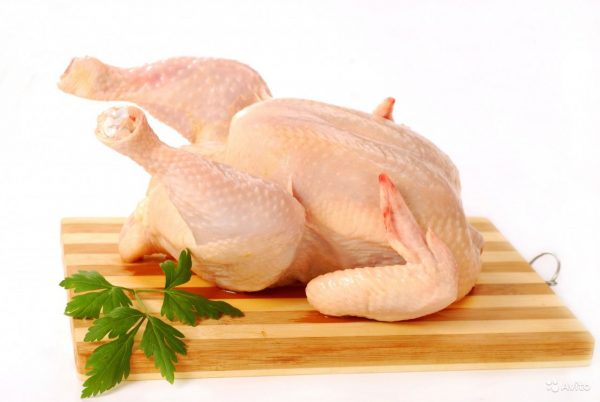 Mổ gà nguyên con để nhét các gia vị vào bụng gà