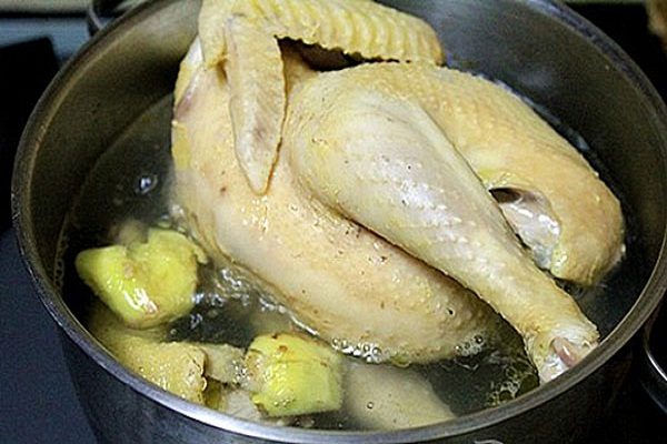 nên thả gừng và hành vào nước luộc gà