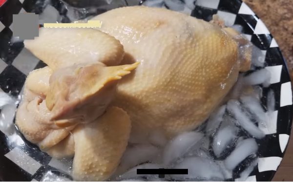 Ngâm gà trong nước đá sau khi luộc chín