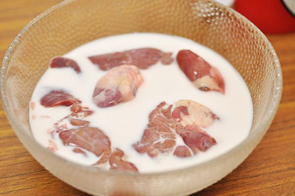 Ngâm gan gà trong sữa tươi để khử độc