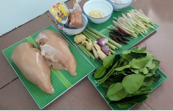Nguyên liệu cần dùng làm khô gà lá chúc hoặc lá giang