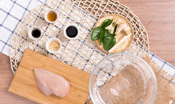 Nguyên liệu luộc gà bằng lò vi sóng