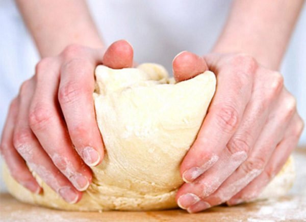 Dùng bàn tay ấn và miết vừa đủ mạnh vào tô bột