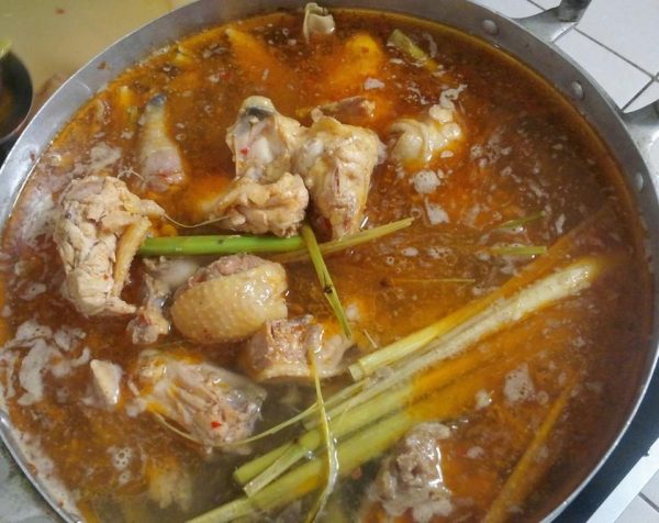 Cho nước vào sau khi đảo cho gà săn lại