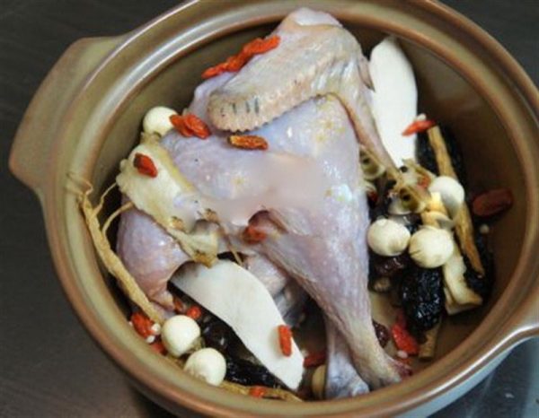 Nồi hầm gà tiềm thuốc bắc