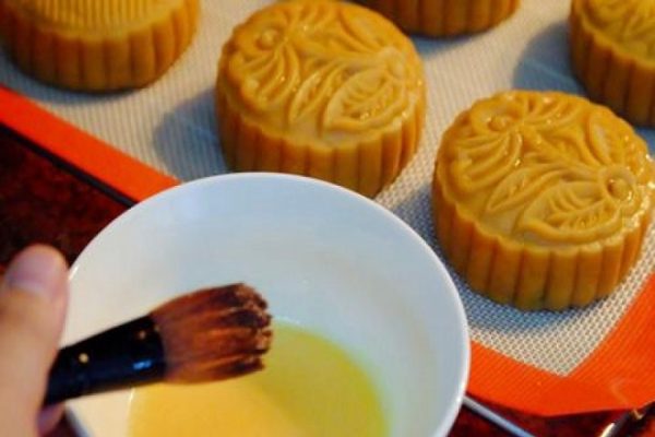 quét lớp trứng lên mặt bánh trung thu