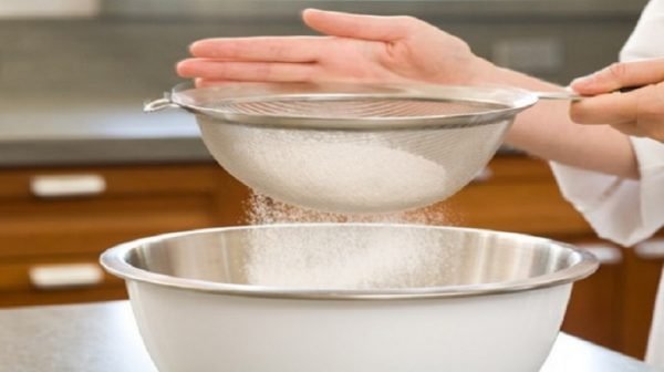 rây bột trước khi trộn bột