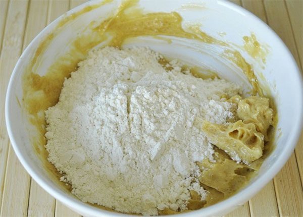 rây bột vào trộn đều