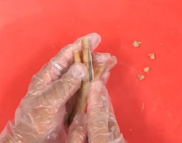 Rút xương gà ra khỏi chân gà