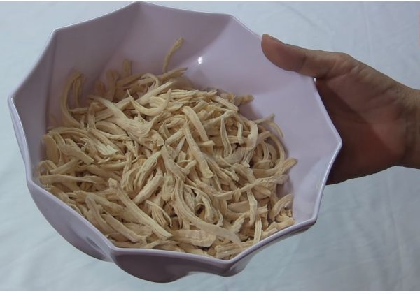 Thịt gà bạn xé miếng vừa cho đều nhau