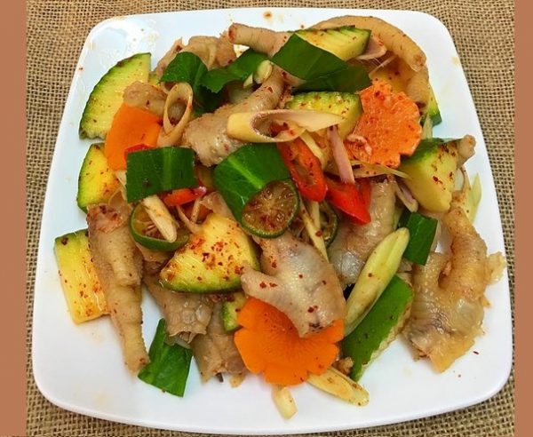 Trộn chân gà chung với các nguyên liệu rồi rưới nước sốt lên