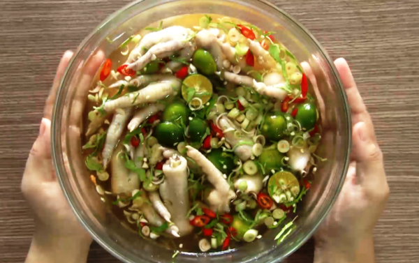 Trộn chân gà trong tô