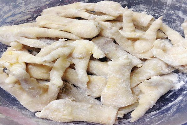 trộn đều bột với chân gà