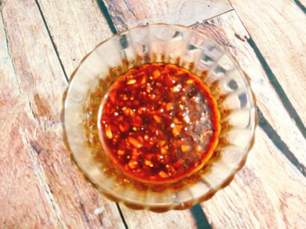 trộn gia vị ướp chân gà