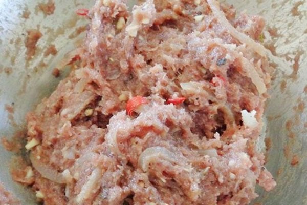 trộn hỗn hợp làm nem chua không cần bột làm nem