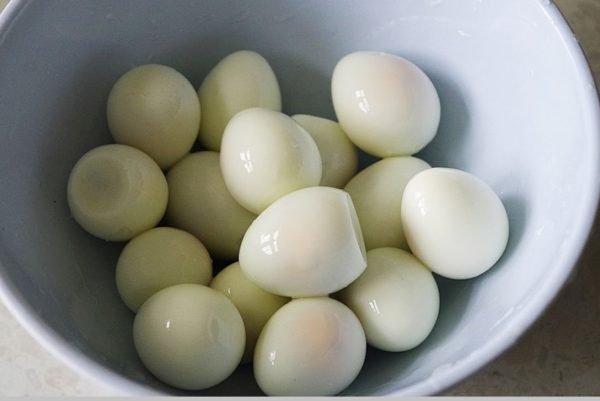 Trứng cút đem luộc chín, bóc vỏ, rửa sạch