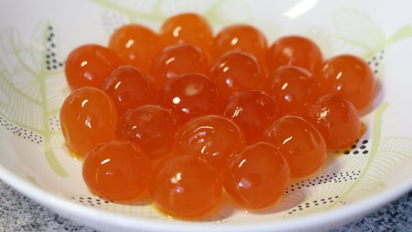 Bạn nhớ chuẩn bị trứng muối để làm bánh bao nhân kim sa
