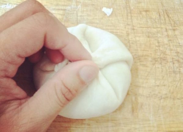 Túm mép bánh kỹ khi gói