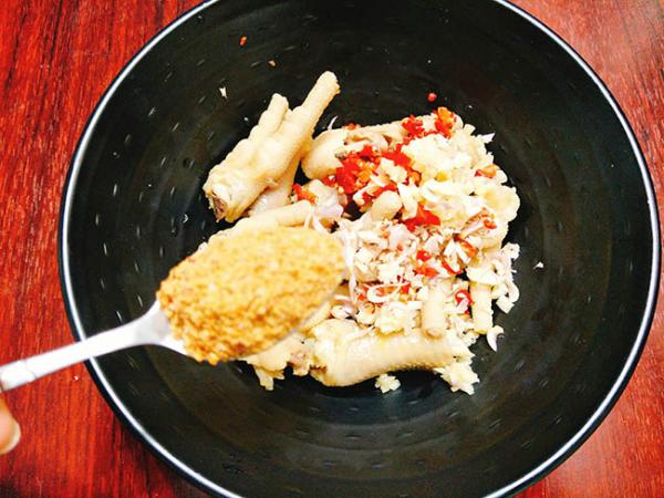 Ướp gia vị vào chân gà
