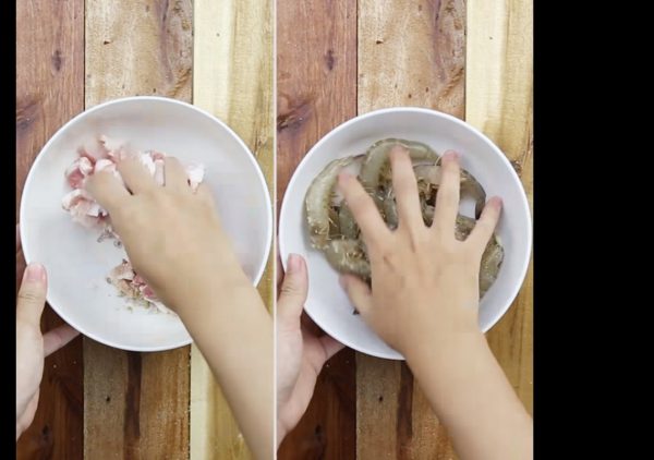 Dùng tay bóp nhẹ hai bát tôm và thịt