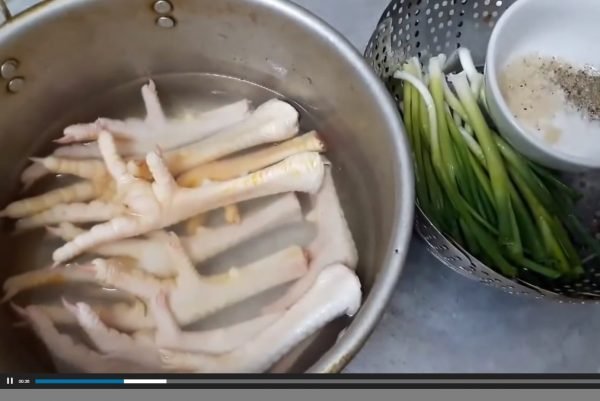 Xem video cách làm chân gà hấp hành ở phần trên của bài viết